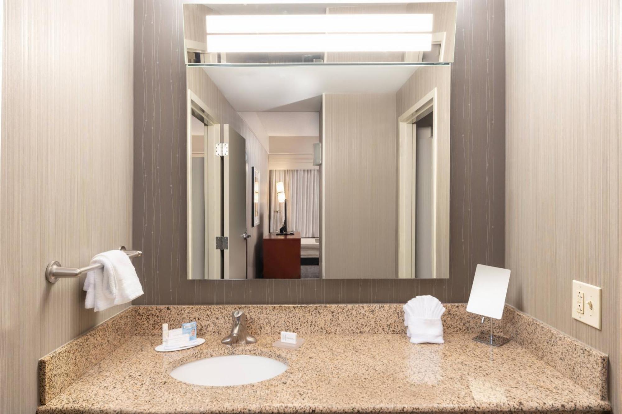 Courtyard By Marriott Greenville Downtown Exterior foto